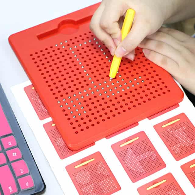 Playmags magna board with magnetic pen - design & draw includes 714 magnetic balls
